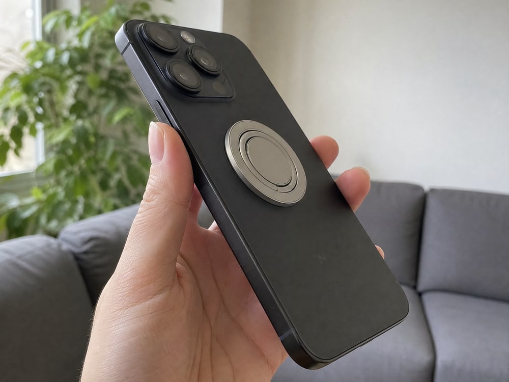 Customer photo of the ring grip folded flat against a phone.